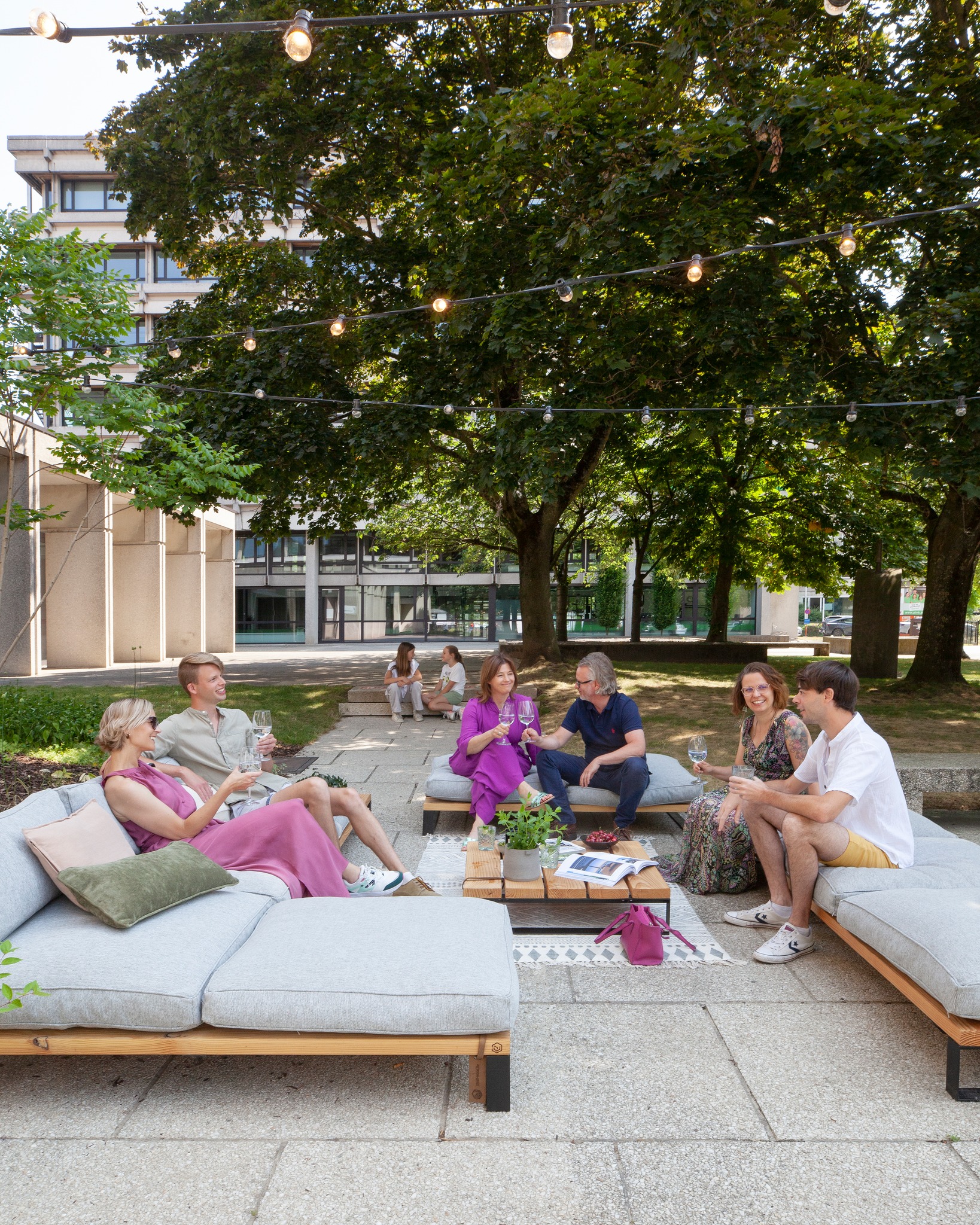 Summer in town! Eindelijk heerlijk buiten genieten van een glaasje en even wegdromen in de zon. Met een TOUCHWOOD lounge haal je die relaxte sfeer in huis. Ervaar het zelf en komen even chillen @brousse.be 🍹🌞

#touchwoodoutdoorlounges #circulair #modulair #lounge #outdoorlivingspace #madeinbelgium #outdoorlounge #loungeset #zomerbar